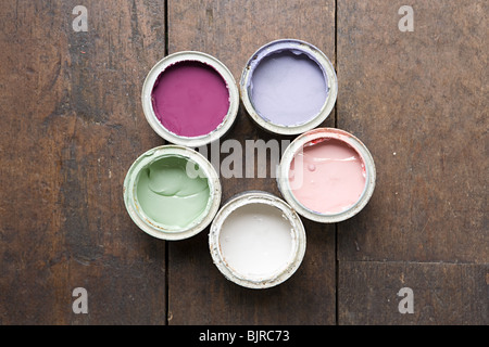 Des pots de peinture de couleur Banque D'Images