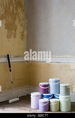 Rouleau à peindre et les pots de peinture dans la chambre Banque D'Images