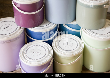 Des pots de peinture de couleur Banque D'Images