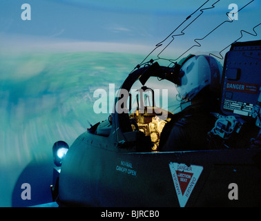 Le Lieutenant Dave vol lent de la RAF aerobatic team des flèches rouges, des pratiques des exercices annuels au simulateur de BAE Systems. Banque D'Images