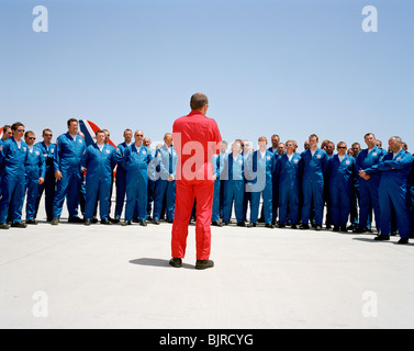 Des flèches rouges leader, chef d'Escadron Spike Jepson adresse son RAF aerobatic Équipe de soutien après leur PDA (voir la légende). Banque D'Images