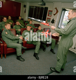 Le chef d'escadron Spike Jepson chef de flèches rouges enseigne à ses pilotes compétences pour positionner leurs jets Hawk au cours de la formation d'hiver. Banque D'Images