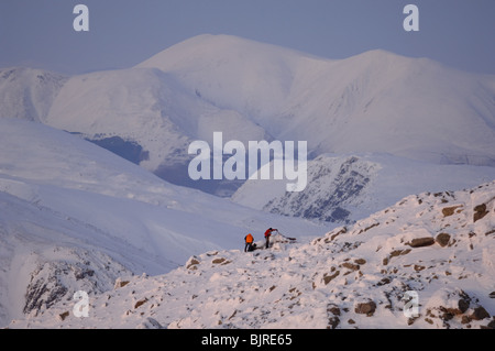 Les glaciéristes en fin de journée le Scafell avec Skiddaw dans l'arrière-plan dans le Lake District National Park. Banque D'Images