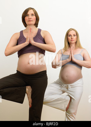 Les femmes enceintes la pratique du yoga Banque D'Images
