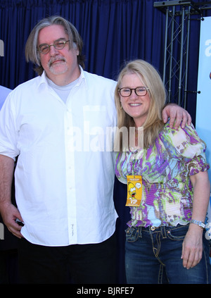 MATT GROENING NANCY CARTWRIGHT PREMIER JOUR QUESTION DES SIMPSONS STAMPS US POSTAL SERVICE CENTURY CITY LOS ANGELES CA USA 07 Banque D'Images