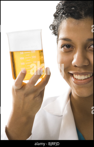 Female scientist looking at produits chimiques dans un laboratoire Banque D'Images