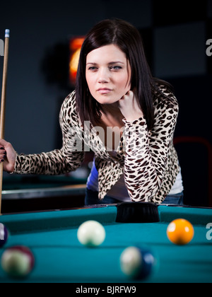 USA, Utah, American Fork, young woman playing pool Banque D'Images