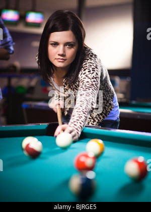 USA, Utah, American Fork, young woman playing pool Banque D'Images