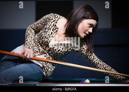 USA, Utah, American Fork, young woman playing pool Banque D'Images