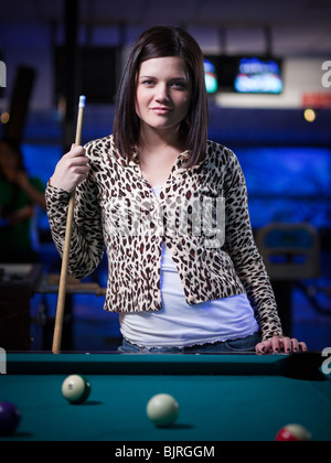 USA, Utah, American Fork, jeune femme debout derrière une table de billard Banque D'Images