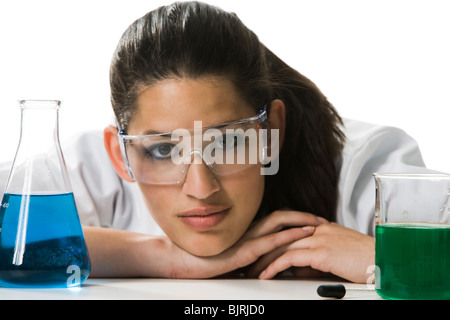 Female scientist looking at produits chimiques dans un laboratoire Banque D'Images