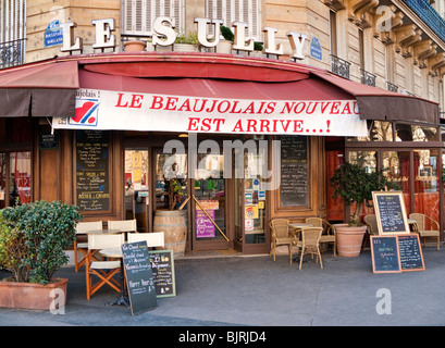 Restaurant avec fièrement la bannière annonçant l'arrivée du Beaujolais Nouveau à Paris, France, Europe Banque D'Images