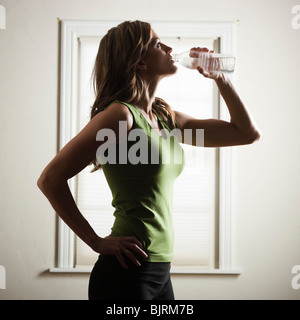 USA, Utah, Orem, young woman standing et de l'eau potable Banque D'Images