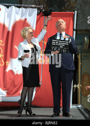 TIPPI HEDREN Alfred Hitchcock Madame Tussaud'S HOLLYWOOD DÉVOILEMENT DE PRÉ-OUVERTURE D'ALFRED HITCHCOCK HOLLYWOOD LOS ANGELES CA U Banque D'Images