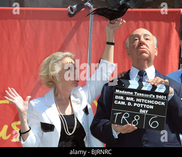 TIPPI HEDREN Alfred Hitchcock Madame Tussaud'S HOLLYWOOD DÉVOILEMENT DE PRÉ-OUVERTURE D'ALFRED HITCHCOCK HOLLYWOOD LOS ANGELES CA U Banque D'Images