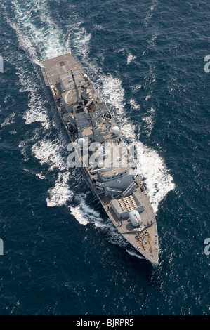 La Royal Navy, HMS Portland 23 - Frégate Type vue aérienne en mer Banque D'Images