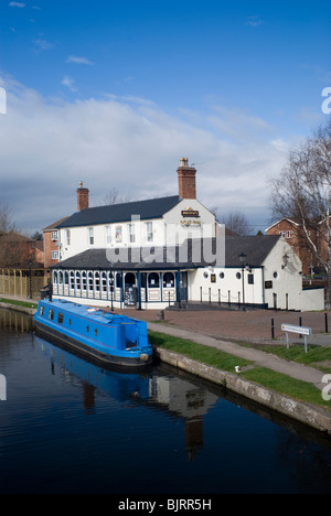 Bateau étroit et le bateau Inn sur le Grand Union Canal, Loughborough, Leicestershire, Angleterre, Royaume-Uni. Banque D'Images