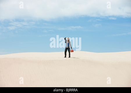 USA, Utah, little Sahara, young businesswoman standing on desert transportant du gaz peut Banque D'Images