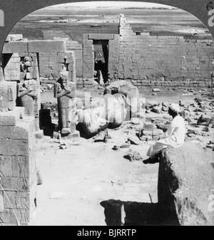 'Vue depuis le Ramesseum au sud-est de la plaine de Thèbes, en Egypte", 1905.Artiste : Underwood & Underwood Banque D'Images