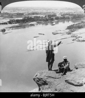 Assouan et l'île d'Éléphantine, vu de l'ouest de l'Égypte, falaises, 1905.Artiste : Underwood & Underwood Banque D'Images