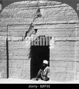 Tombe d'Harkhuf, un baron de la frontière dans les jours de la pyramide des bâtisseurs, Assouan (Assouan), Égypte, 1905.Artiste : Underwood & Underwood Banque D'Images