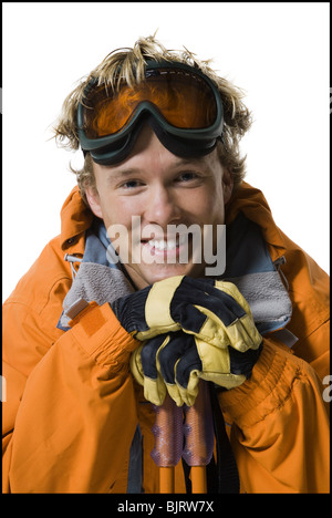 Male skier en orange veste de ski Banque D'Images