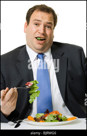 L'excès de businessman eating a salad le déjeuner Banque D'Images