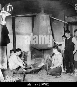 Un forgeron japonais à sa forge, Yokohama, Japon, 1904.Artiste : Underwood & Underwood Banque D'Images