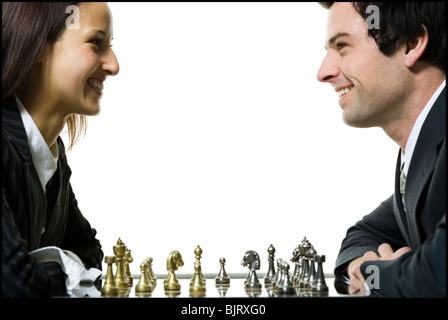 L'homme et la femme jouant aux échecs Banque D'Images