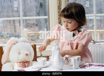 Young Girl's Tea Party avec l'animal en peluche Banque D'Images