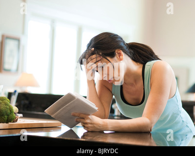 USA, Utah, Alpine, Mid adult woman holding et de compteur de cuisine cuisine en lettres Banque D'Images