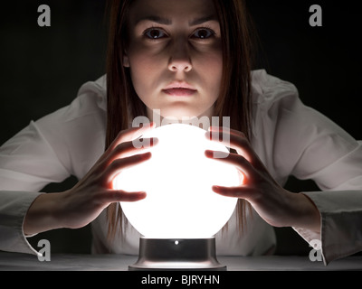 Fortune Teller holding Crystal Ball, portrait Banque D'Images