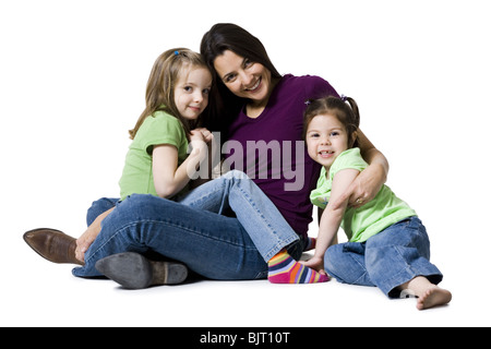 Mère posant avec les jeunes filles Banque D'Images