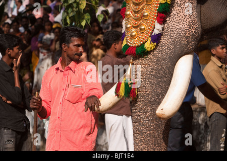 L'Inde, le Kerala, Adoor, Sree Parthasarathy temple, Gajamela, caparisoned elephant et mahout en procession rituelle Banque D'Images