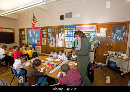Detroit, Michigan - première année d'enseignant Ivy Bailey enseigne à une classe à l'école élémentaire MacDowell. Banque D'Images