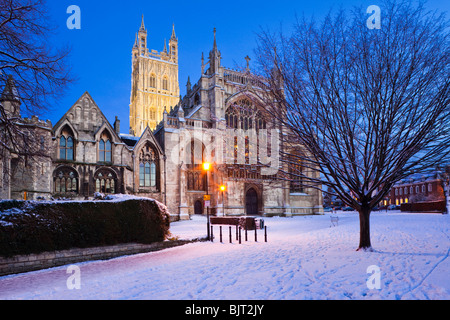 Crépuscule tombant sur la neige hivernale à la cathédrale de Gloucester, Gloucester Royaume-Uni Banque D'Images