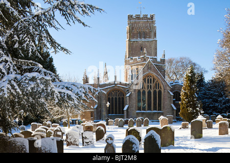 Neige de l'hiver sur les Cotswolds à la laine Eglise Saint Pierre et Saint Paul, Northleach, Gloucestershire UK Banque D'Images