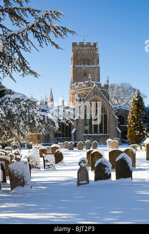 Neige de l'hiver sur les Cotswolds à la laine Eglise Saint Pierre et Saint Paul, Northleach, Gloucestershire Banque D'Images