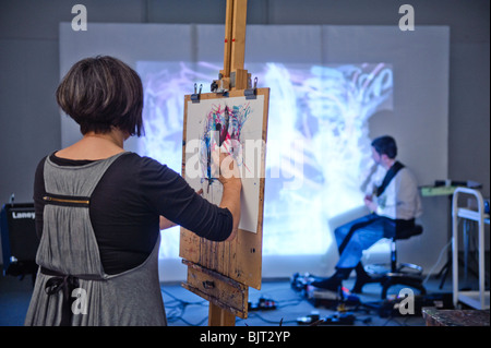 Artistes gallois Maria Hayes et John Harvey collaborant sur un projet d'art visuel et sonore, à l'École d'art, Université d'Aberystwyth Banque D'Images