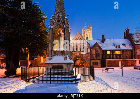 Crépuscule tombant sur la neige d'hiver au monument de Bishop Hooper sur la place St Mary's à côté de la cathédrale de Gloucester au Royaume-Uni Banque D'Images