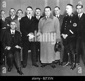 Adolf Hitler (1889 - 1945) avec d'autres membres du parti nazi, 1933. Artiste : Inconnu Banque D'Images
