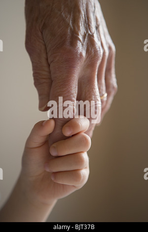 Une main de femme tenant un enfant Banque D'Images