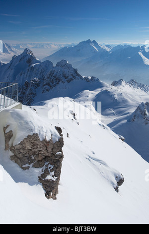 Vue du sommet du Valluga à St Saint Anton am Arlberg En hiver neige Alpes autrichiennes Autriche Europe Banque D'Images