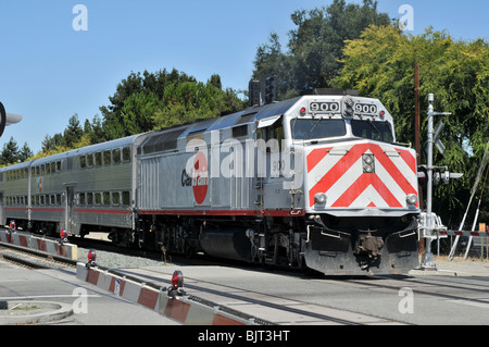 Le service Caltrain en direction du nord quitte Mountain View dans la Silicon Valley pour San Francisco. Banque D'Images