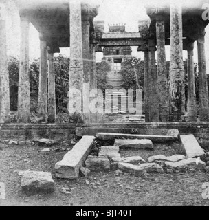 Un temple en ruines près de Madras, en Inde, en 1874. Artiste : Inconnu Banque D'Images