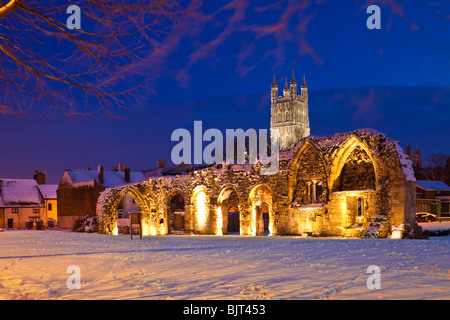 Crépuscule tombant sur la neige d'hiver sur les ruines du Prieuré de St Oswalds près de la cathédrale de Gloucester, Gloucester, Royaume-Uni Banque D'Images