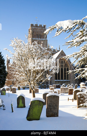 Neige de l'hiver sur les Cotswolds à la laine Eglise Saint Pierre et Saint Paul, Northleach, Gloucestershire Banque D'Images