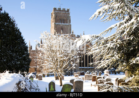 Neige de l'hiver sur les Cotswolds à la laine Eglise Saint Pierre et Saint Paul, Northleach, Gloucestershire Banque D'Images