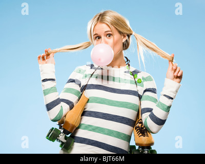 Studio portrait de jeune femme avec patins à Banque D'Images