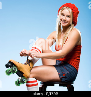 Portrait de jeune femme portant des patins à Banque D'Images